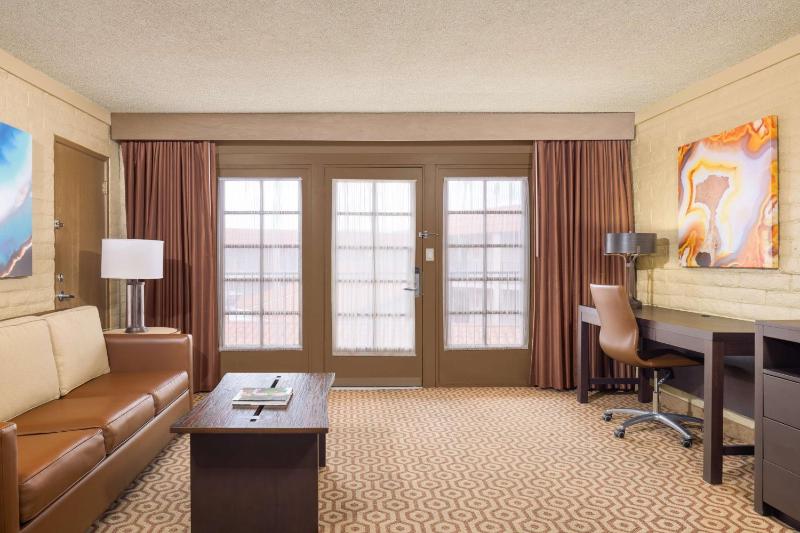 DoubleTree Suites By Hilton Tucson - Williams Center - image 14
