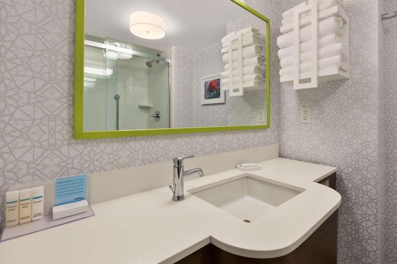 King Room with Roll-In Shower - Mobility Access/Non-Smoking image 2