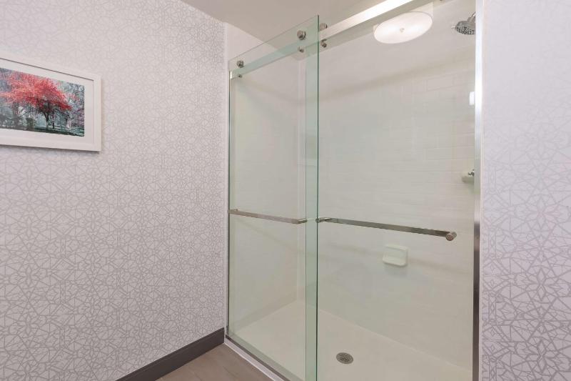 Queen Room - Non-Smoking image 2