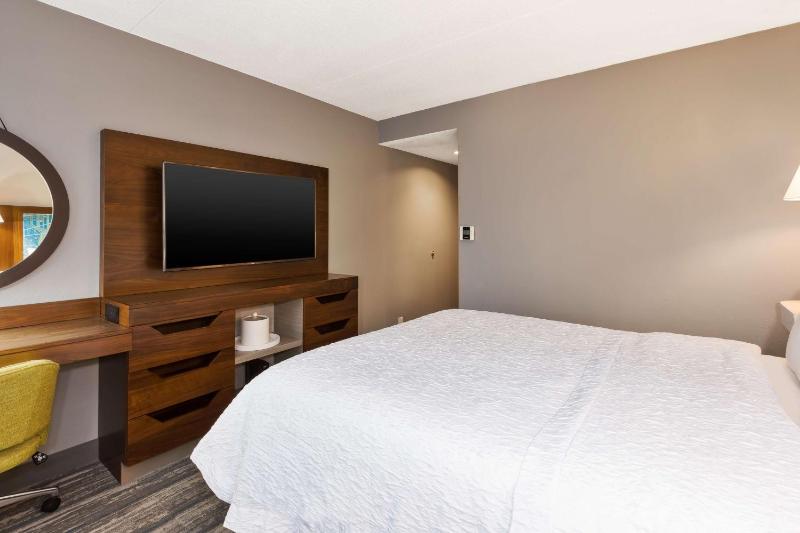 Queen Room - Non-Smoking image 4