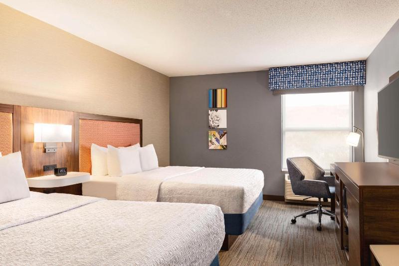 Queen Room with Two Queen Beds - Non-Smoking image 3