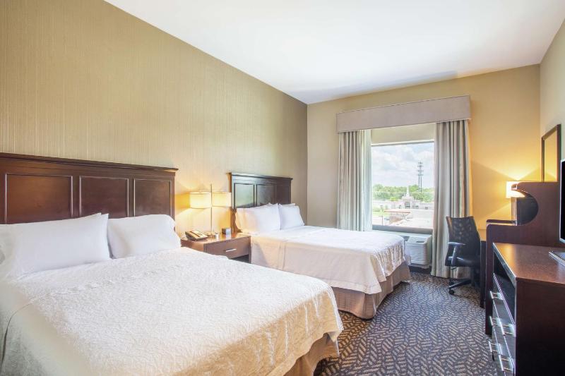 Queen Room with Two Queen Beds - Non-Smoking image 4