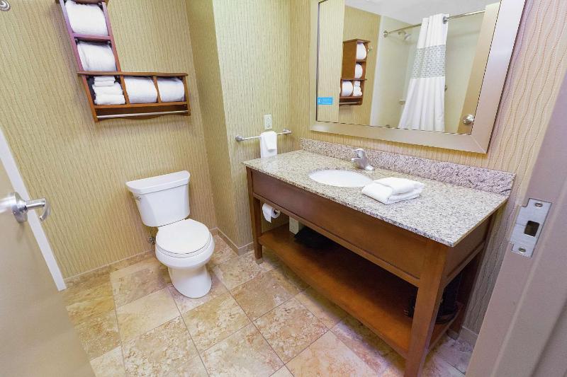 Queen Room with Two Queen Beds - Hearing Access/Non-Smoking image 3