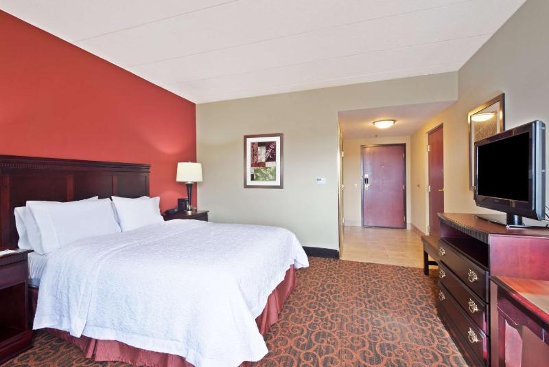 Queen Room with Bath Tub - Disability Access/Non-Smoking  image 1