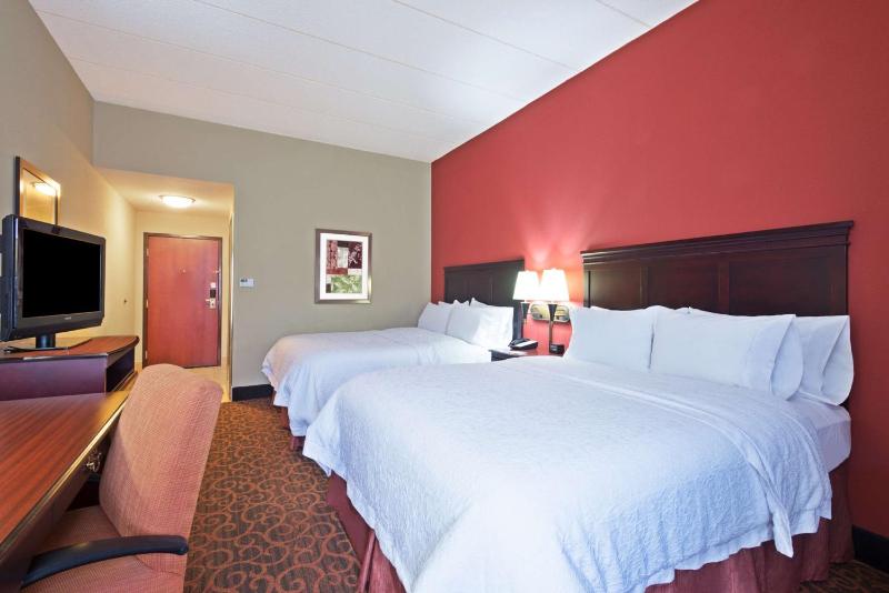 Queen Room with Two Queen Beds image 4