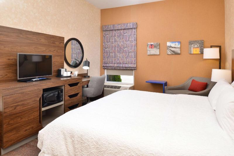 King Room with King Bed - Non-Smoking image 4