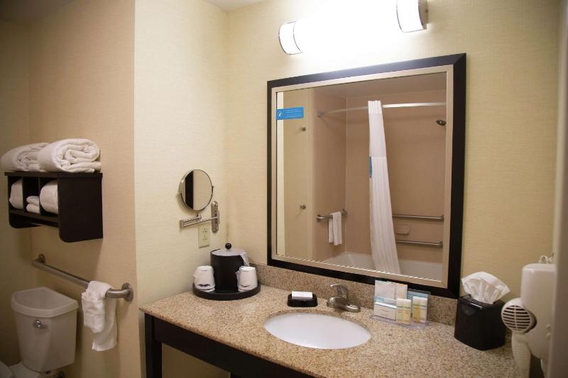 Queen Room with Two Queen Beds - Mobility and Hearing Access/Non-Smoking image 3
