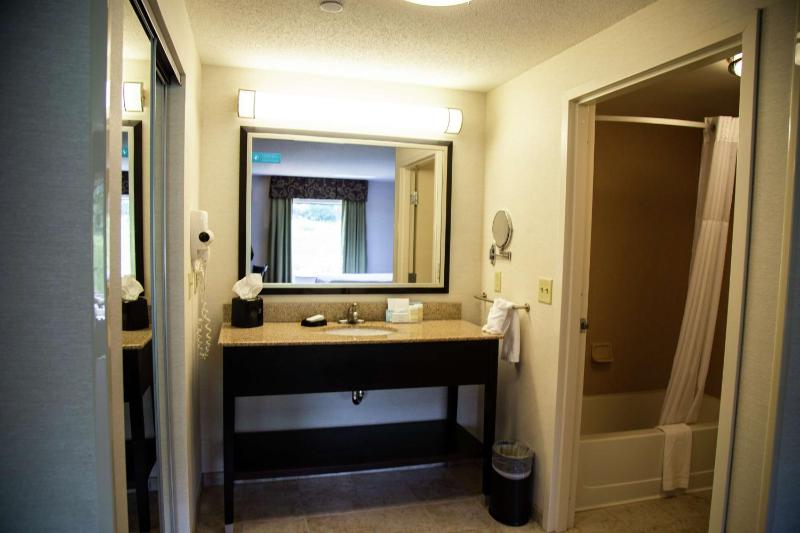 Room with Two Queen Beds - Non-Smoking image 3
