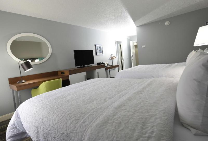 Queen with Two Queen Beds - Non-Smoking image 3