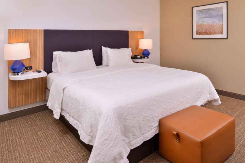 King Room with King Bed - Non-Smoking image 4