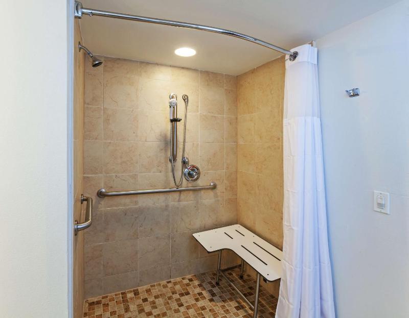 Deluxe Queen Room with Two Queen Beds and Roll-In Shower - Mobility/Hearing Access image 4