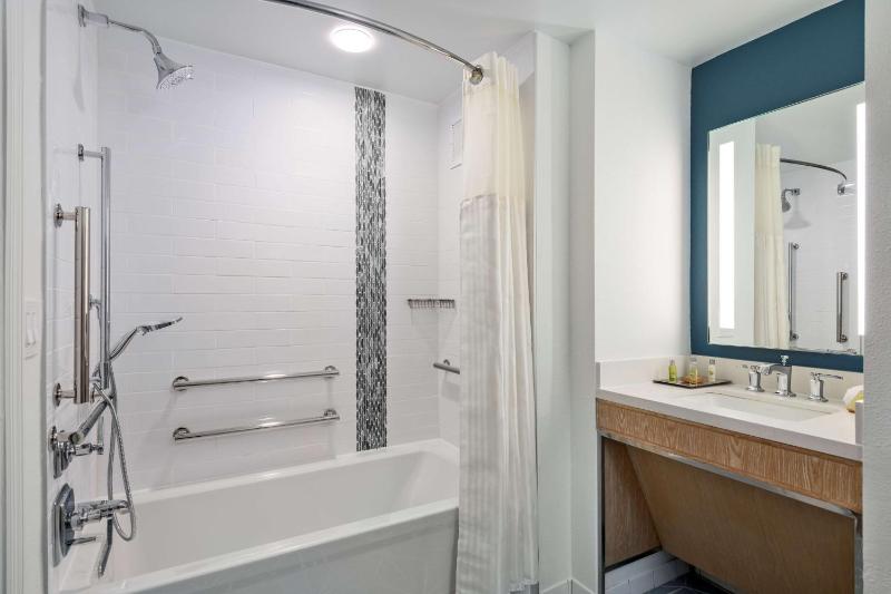 King Room with Balcony - Mobility Accessible image 4