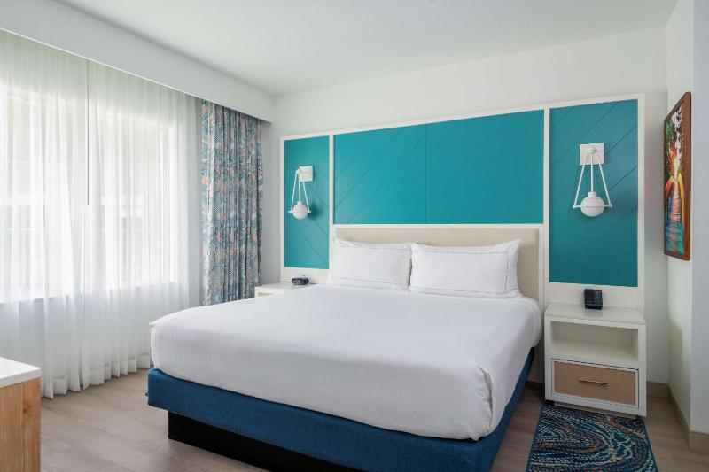 King Suite with Balcony and Pool View image 4