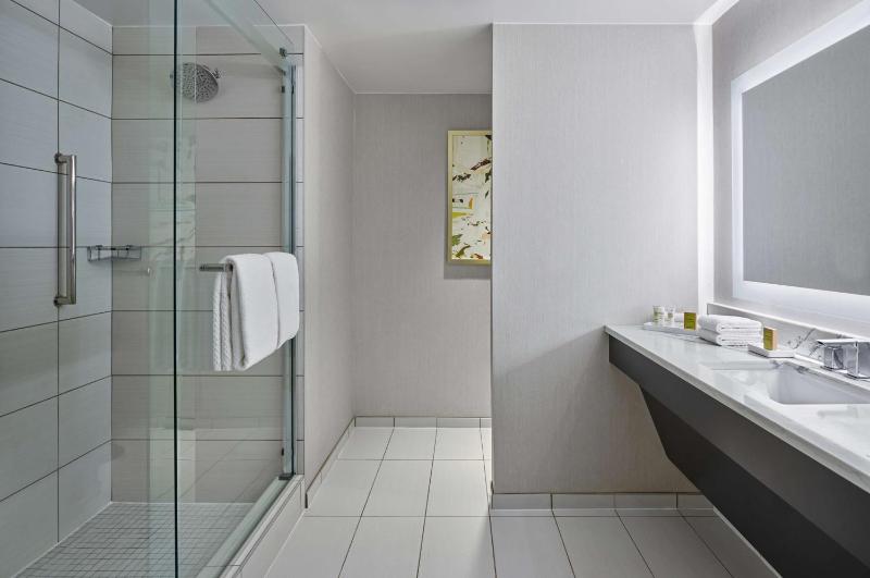 Junior King Suite image 4