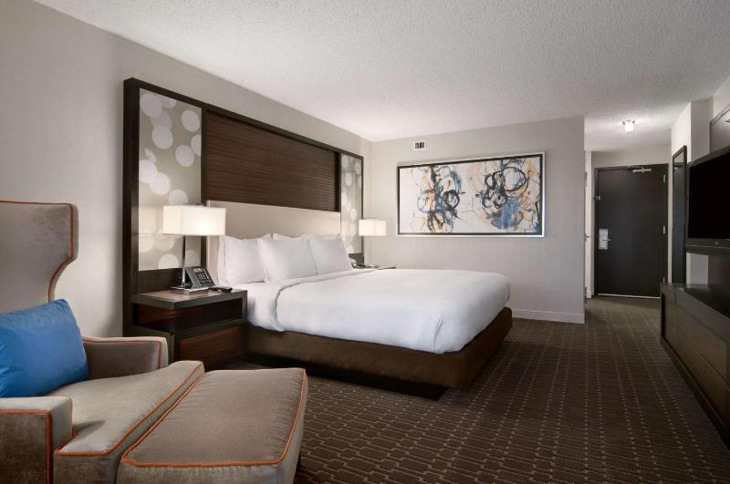 King Room with City View and Airport Runway View image 1