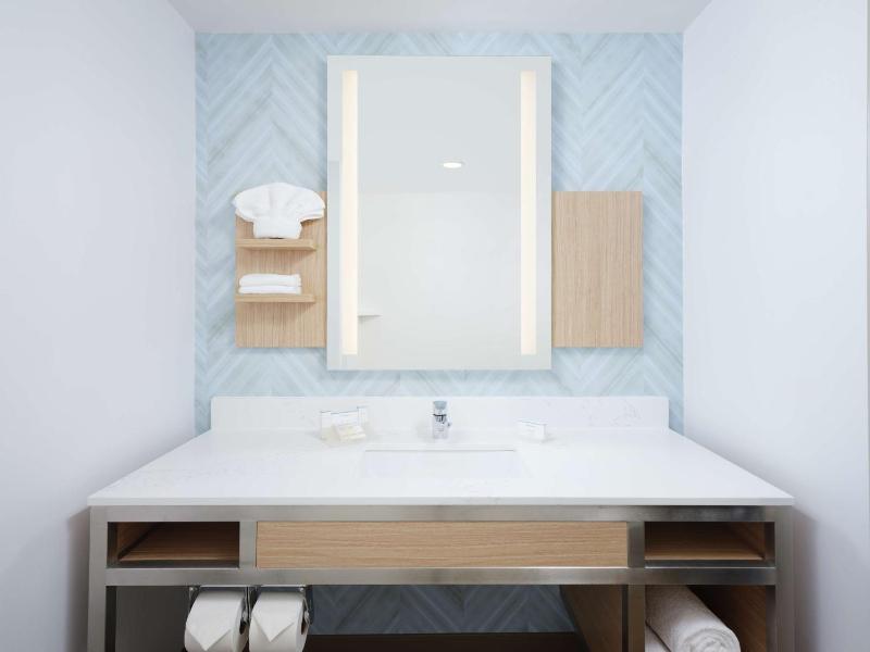 King Room with Whirlpool image 2