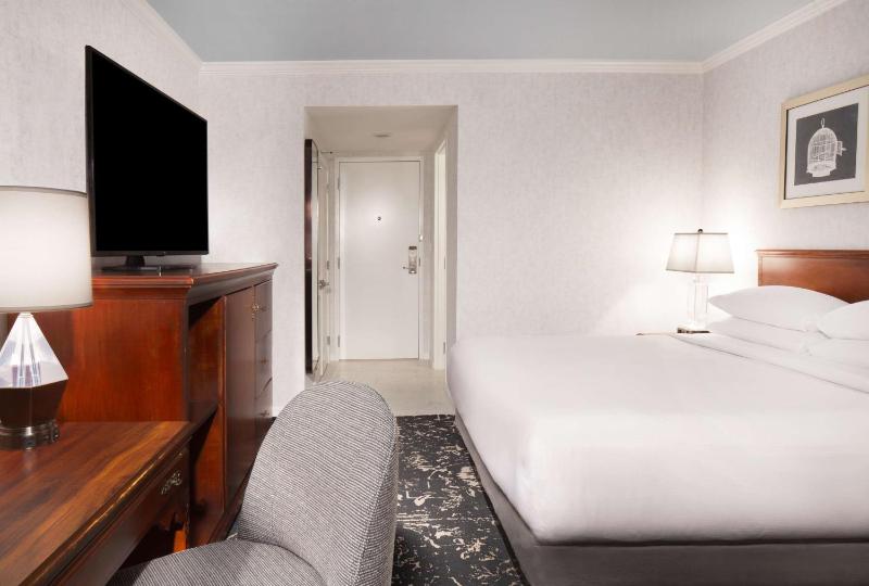 King Room with Golf View image 3