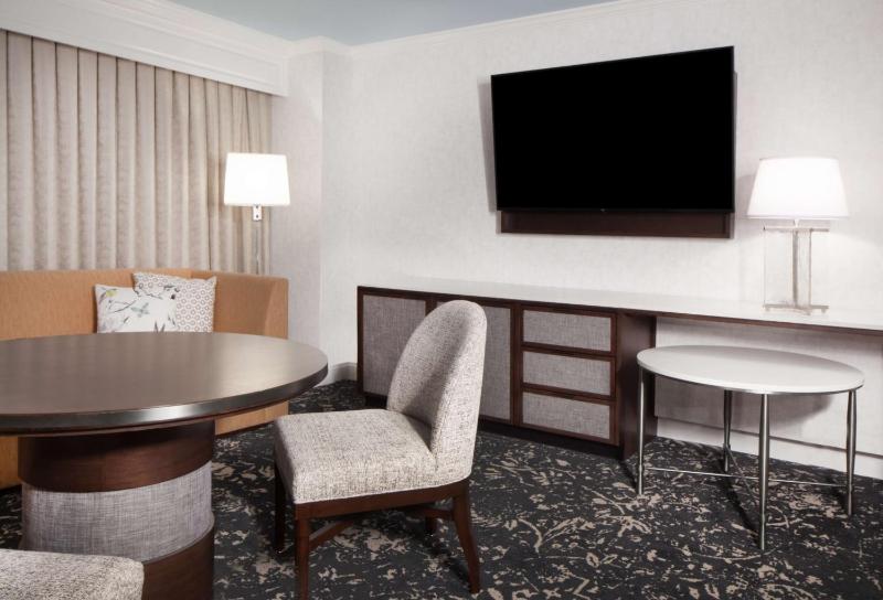 Junior Suite with One King Bed and Golf View image 3
