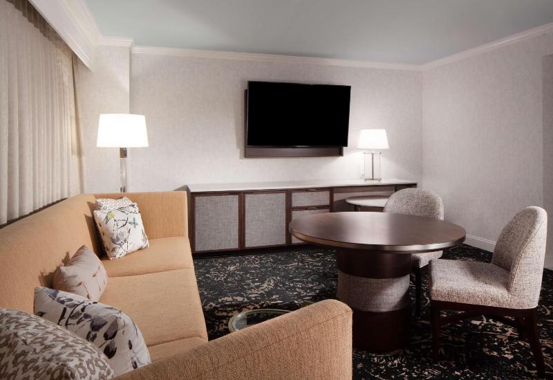 Junior Suite with One King Bed and Golf View image 4