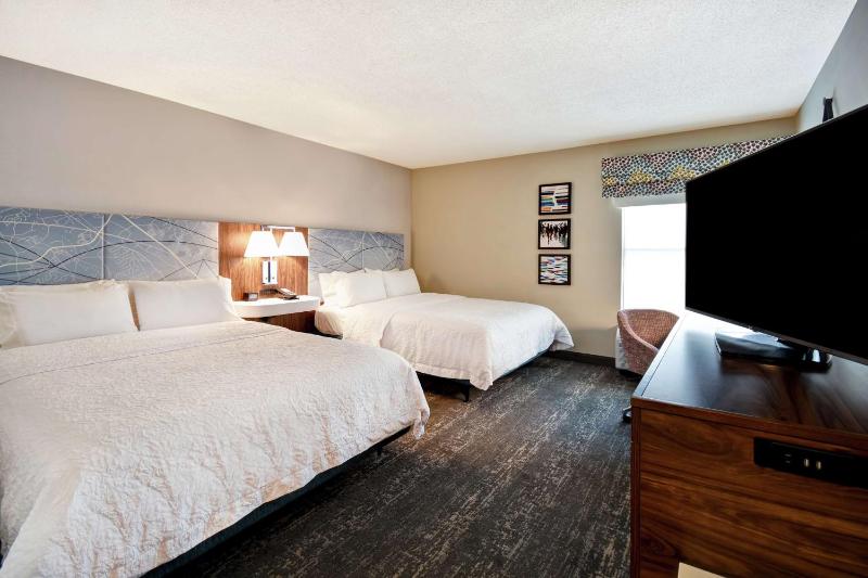 Queen Room with Two Queen Beds and Bath Tub - Mobility Accessible image 4
