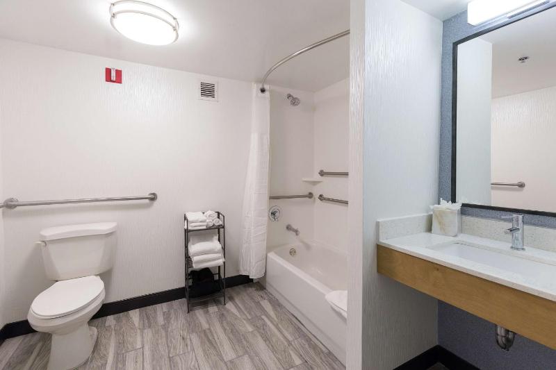 Queen Room with Two Queen Beds - Mobility Access image 2