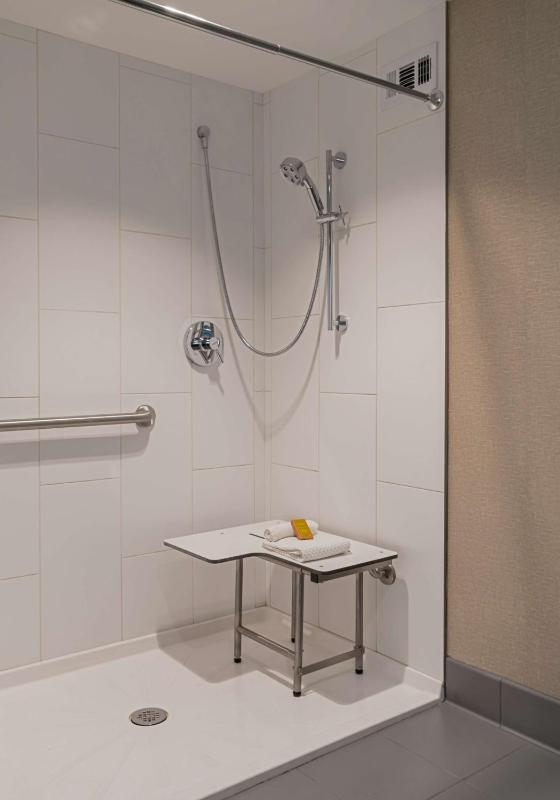 Double Room with Two Double Beds and Roll-In Shower - Mobility and Hearing Access image 2