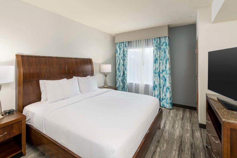 One-Bedroom King Suite with Sofa Bed image 4