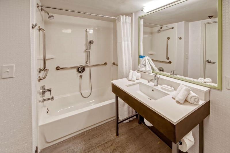King Room with Accessible Tub - Mobility and Hearing Access/Non-Smoking image 2