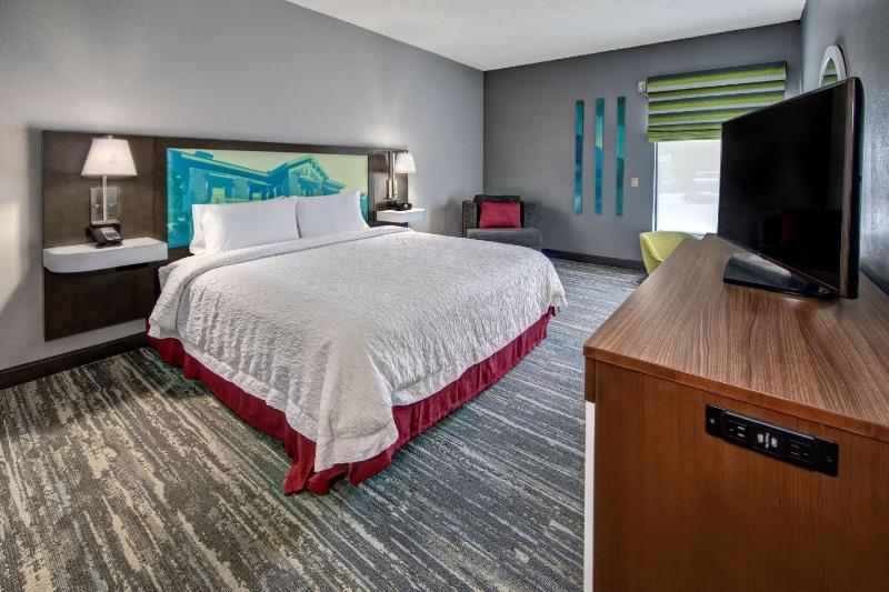 King Room with King Bed - Non-Smoking image 1