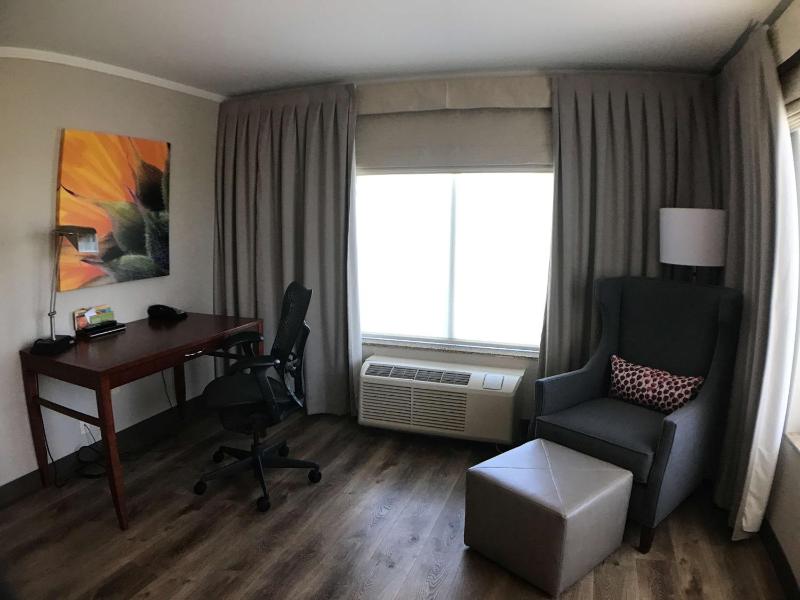 Corner King Room- Golf Course View image 3