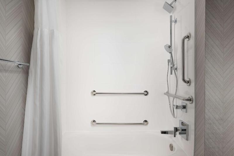 King Room with Tub - Mobility and Hearing Access image 2