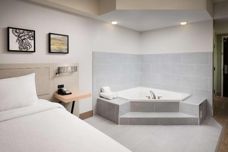 King Room with Whirlpool image 3