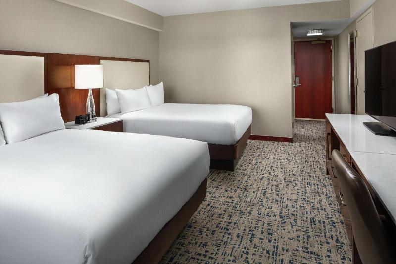 Business Queen Room with Two Queen Beds - Non-Smoking image 3