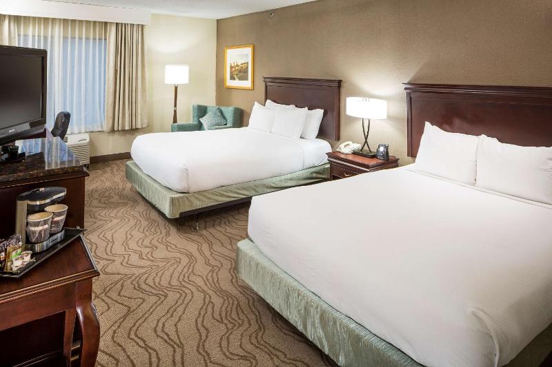 Queen Room with Two Queen Beds image 3