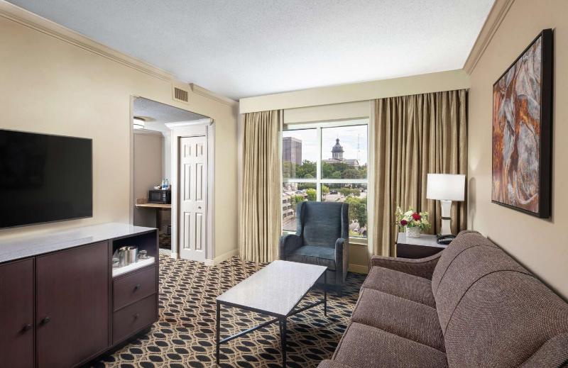 Junior King Suite with Sofa Bed image 3