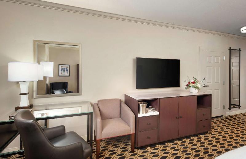 Queen Room with Two Queen Beds image 3