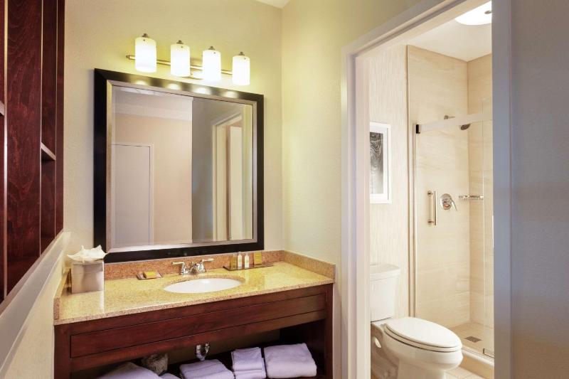 Queen Room with Two Queen Beds image 2