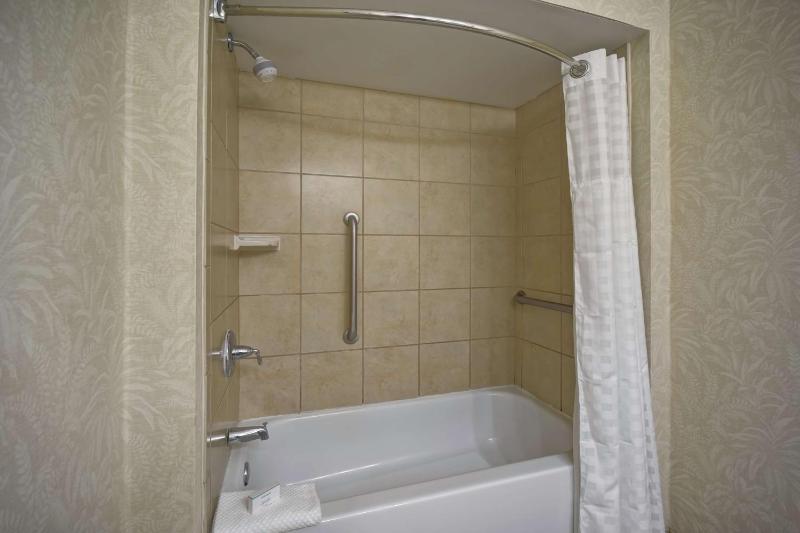 Queen Suite with Disability and Hearing Access/Non-Smoking image 3
