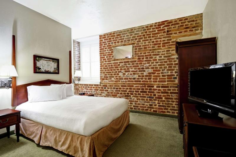 Queen Suite - Non-Smoking image 3