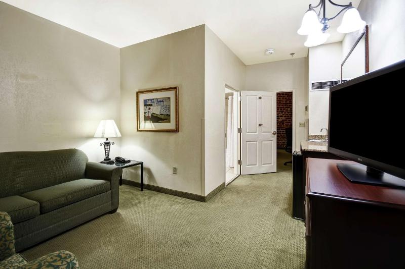 Queen Suite - Non-Smoking image 4