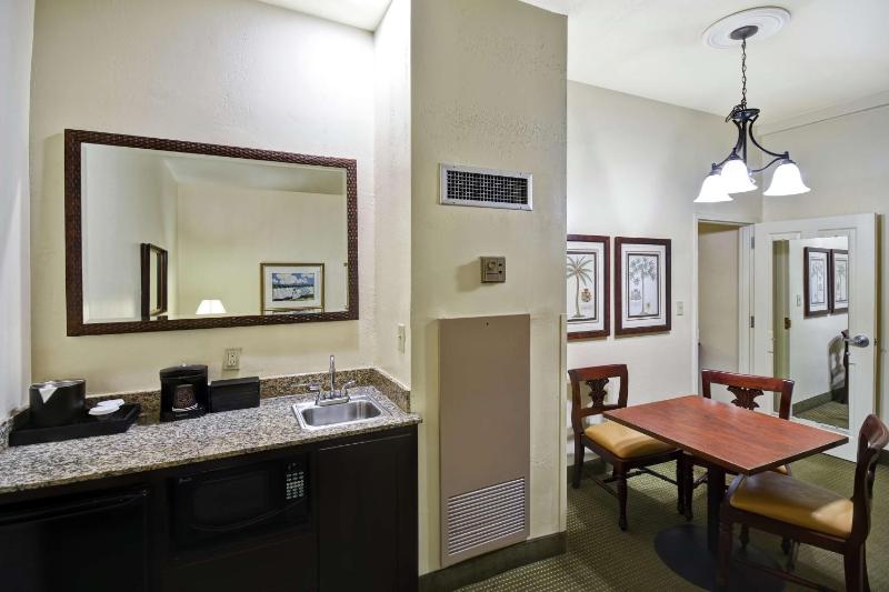 Queen Suite - Non-Smoking image 3