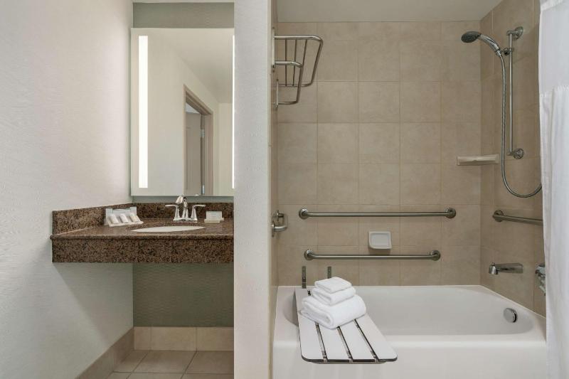 King Room with Tub - Mobility and Hearing Access image 3