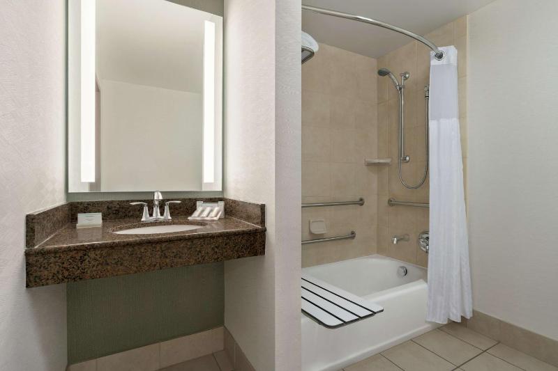 King Room with Tub - Mobility and Hearing Access image 2