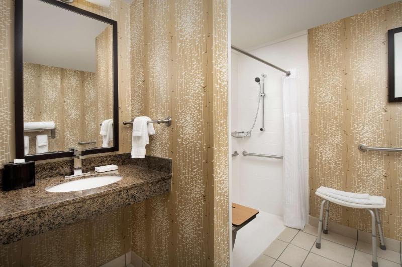 King Room with Roll-In Shower - Mobility and Hearing Access image 2