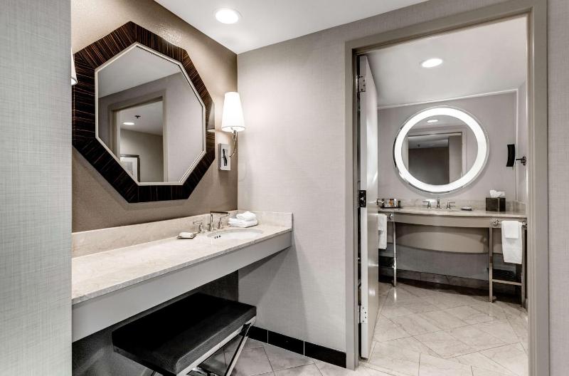 Junior King Suite image 2