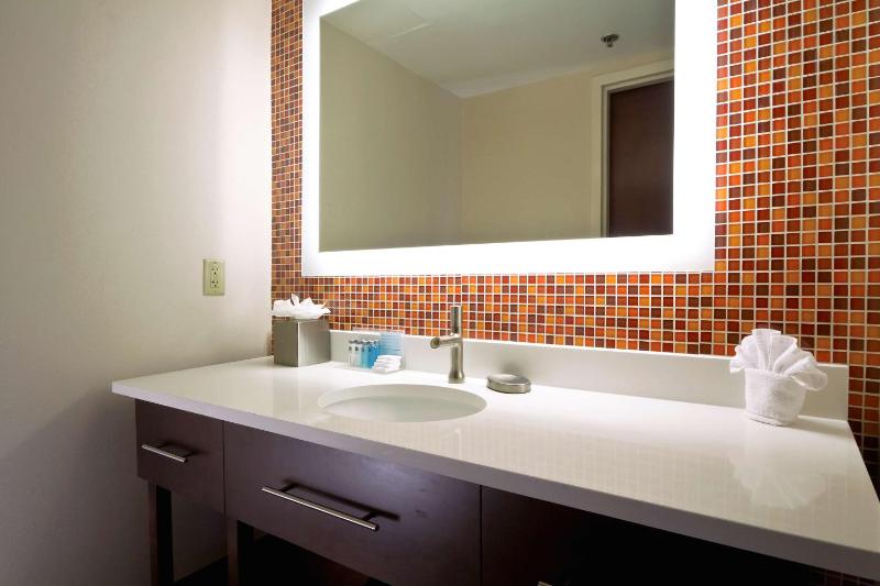 King Suite with Kitchen - Non-Smoking image 3