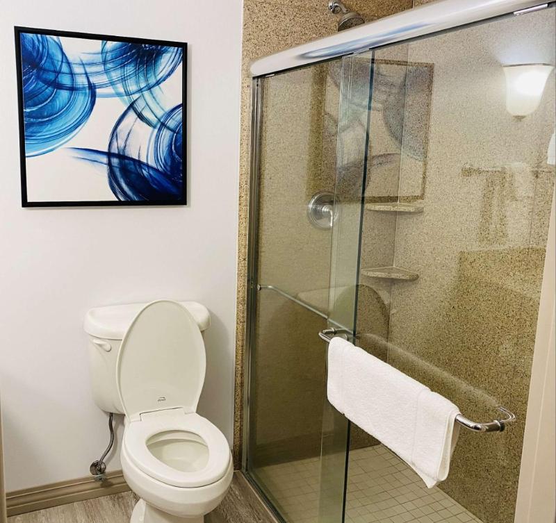 King Suite with Whirlpool - Non-Smoking image 2