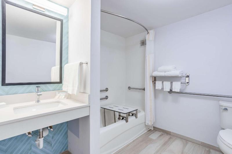Queen Room with Two Queen Beds - Mobility and Hearing Access image 2