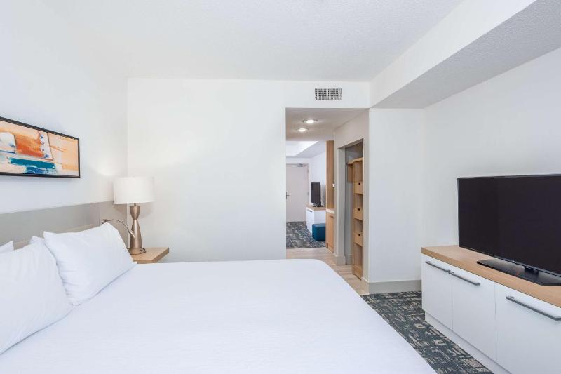 One-Bedroom King Suite with Sofa Bed image 3