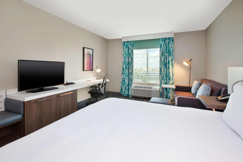 King Room with Sofa Bed - Non-Smoking image 3